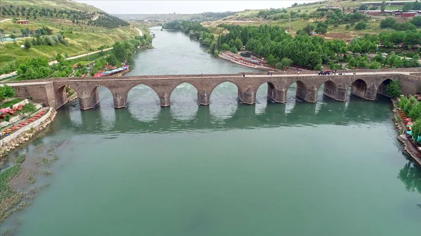 Dicle Nehri ve On Gözlü Köprü: Akış, Uyum ve Zaman