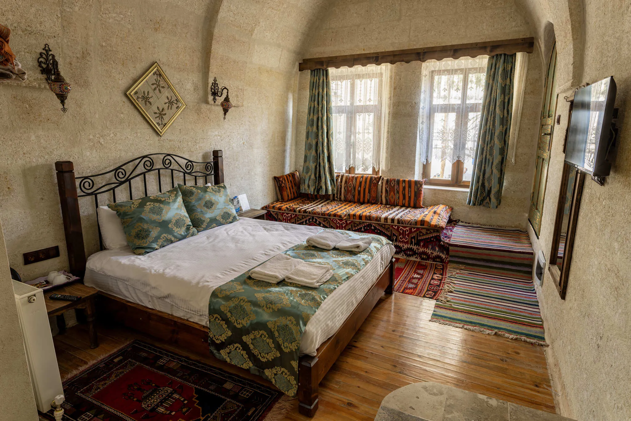 Keyfi Ala Hotel – Lüks Şömineli Oda (Oda 202)