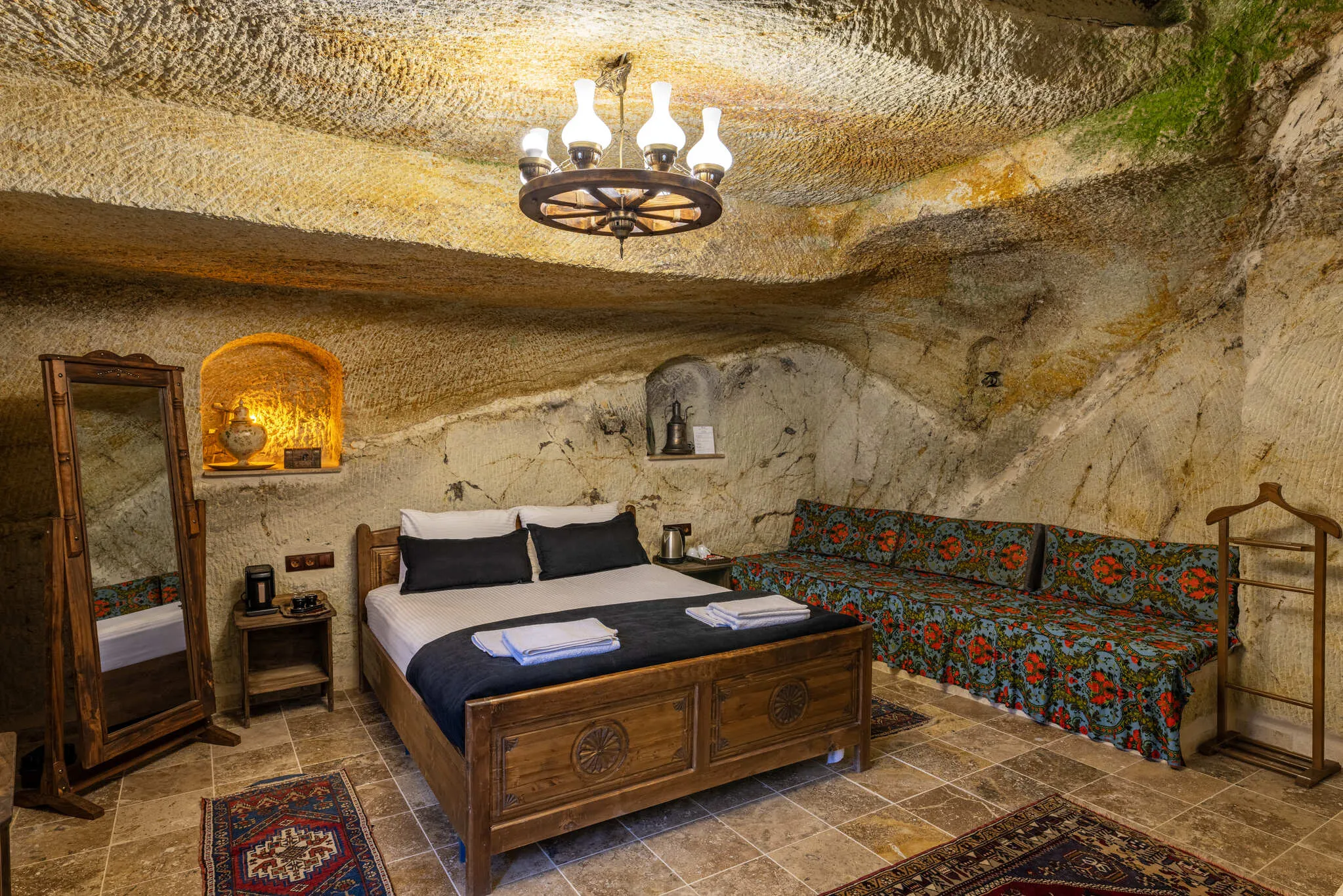 Keyfi Ala Hotel – Jakuzili Kaya Oda (Oda 204)